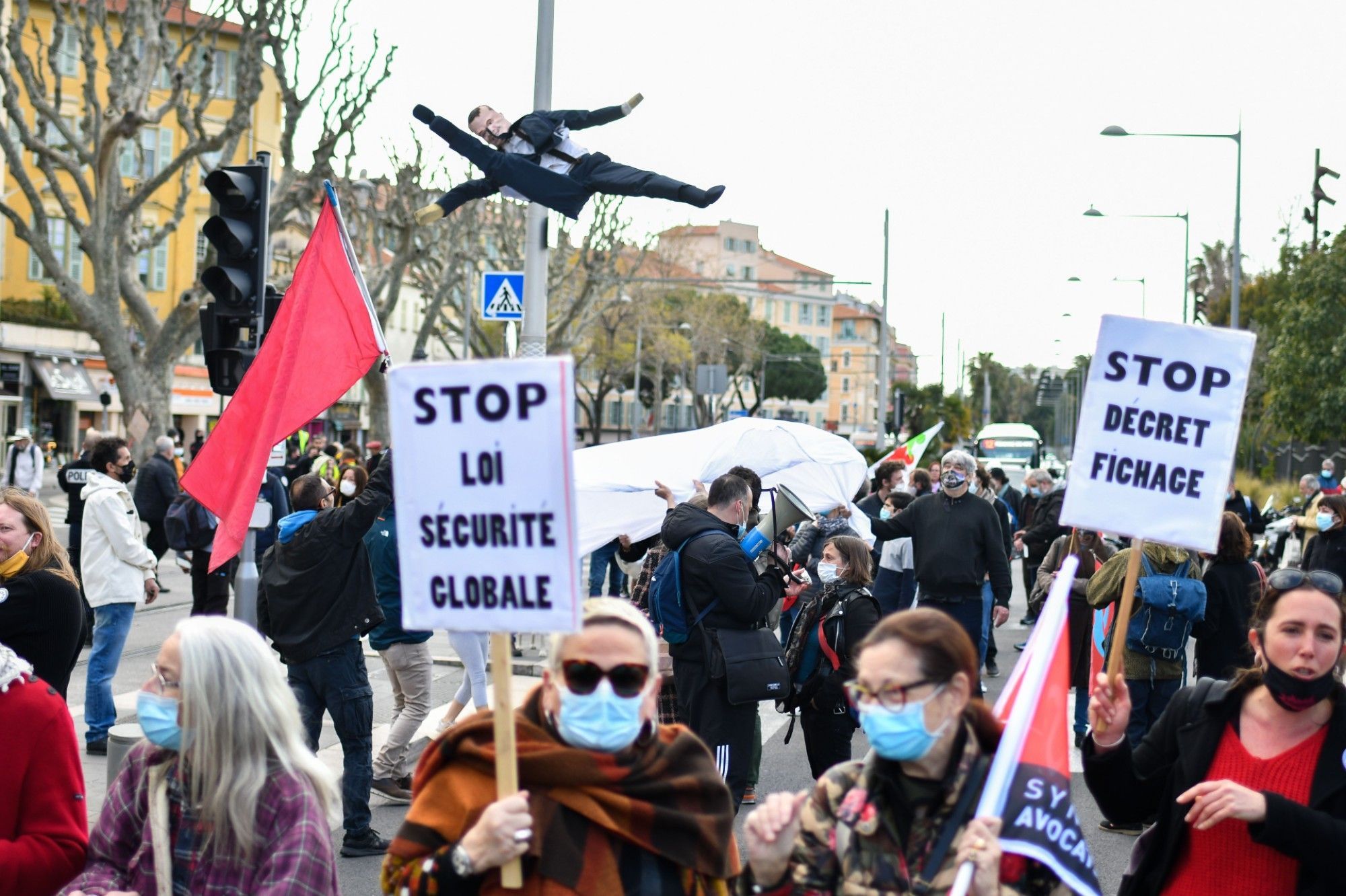 La controversée loi "sécurité globale" adoptée définitivement