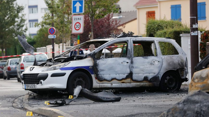 Policiers brûlés à Paris : cinq jeunes condamnés à de la prison ferme