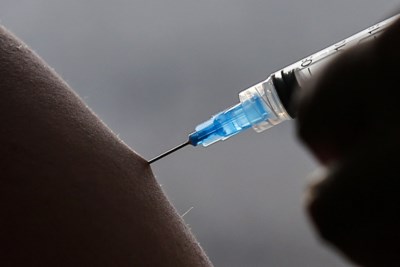 Vaccin contre la COVID-19 : Pfizer presse pour obtenir l’autorisation d’une troisième dose