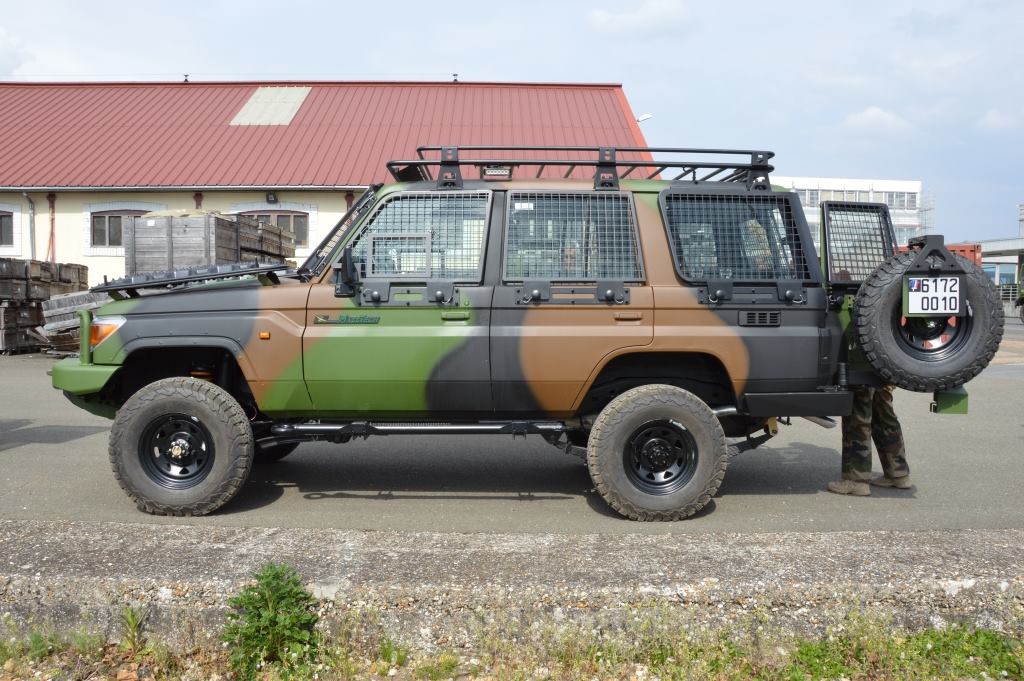 Une camionnette militaire de type « Masstech (illustration)