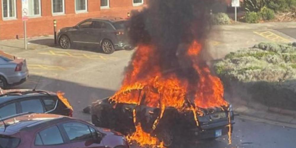 L’antiterrorisme arrête trois hommes après l’explosion mortelle d’une voiture à Liverpool