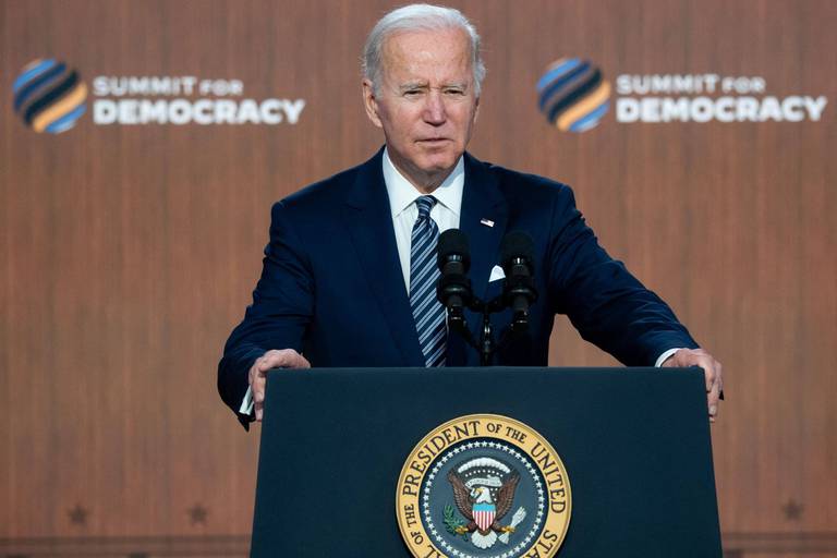 Biden conclut son sommet pour la démocratie sous les critiques