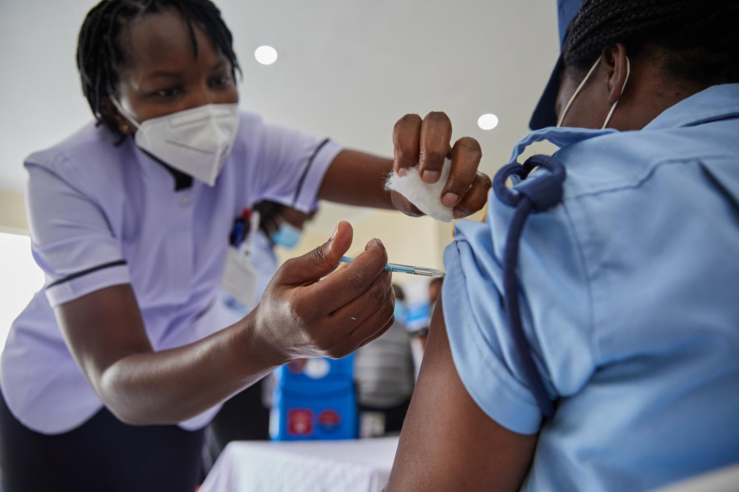 Le Kenya atteint son objectif de 10 millions de vaccinations contre la COVID-19 avant le Nouvel An