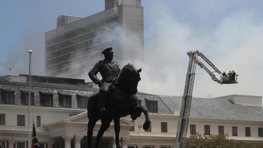 Afrique du Sud - Au Cap, un violent incendie fait rage au siège du Parlement