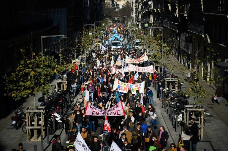 Grève massive dans l'éducation face à la valse des protocoles Covid