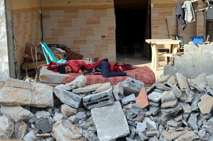 Un enfant israélien sur un matelas sur des ruines