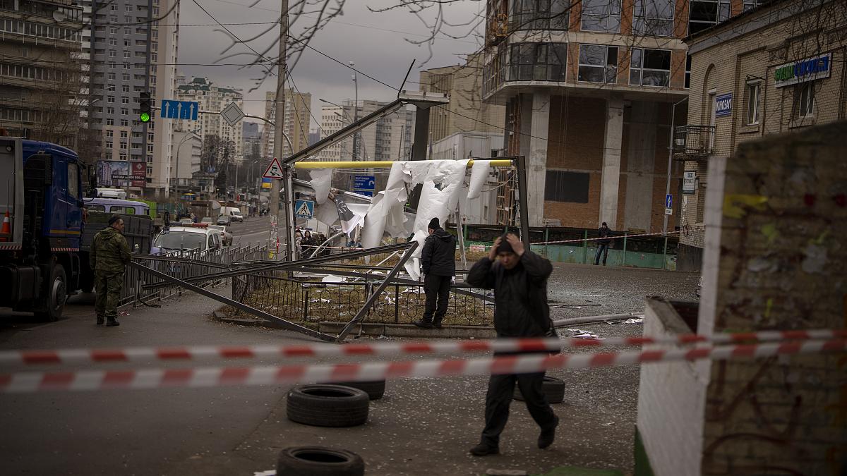 Guerre en Ukraine - Une journaliste découvre en direct son appartement détruit par une bombe à Kiev