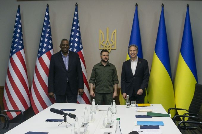 Le président Zelensky entre Lloyd Austin et Anthony Blinken dimanche à Kiev