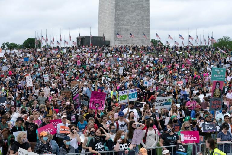 Des dizaines de milliers d'Américains défilent pour défendre le droit d'avorter aux Etats-Unis