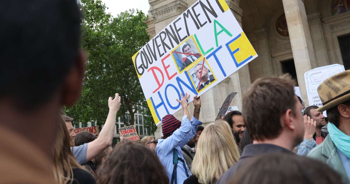 Violences sexuelles en politique: rassemblement féministe à Paris contre le "gouvernement de la honte"