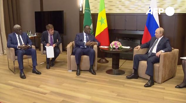 Macky Sall avec Vladimir Poutine, en compagnie de Moussa Faki Mahamat à Sotchi