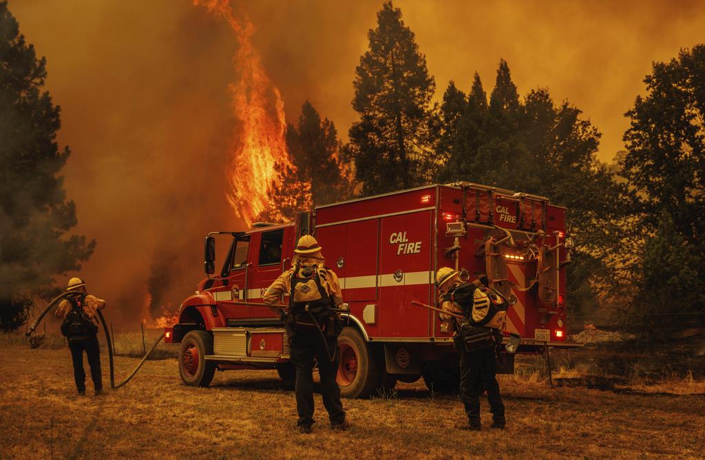 Un violent incendie continue de s'étendre en Californie, des milliers d'évacués