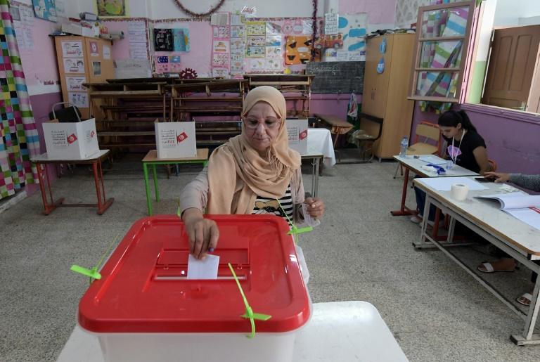 Les Tunisiens votent sur une Constitution controversée