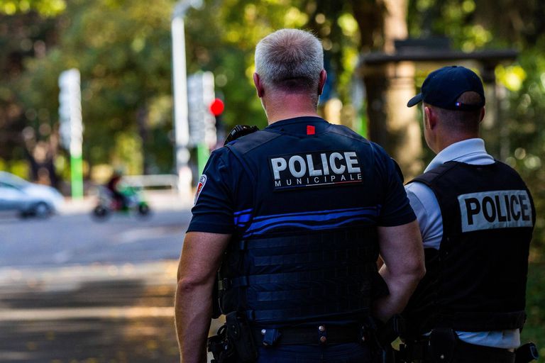 Tirs policiers après refus d'obtempérer près de Lyon: un mort et un homme entre la vie et la mort