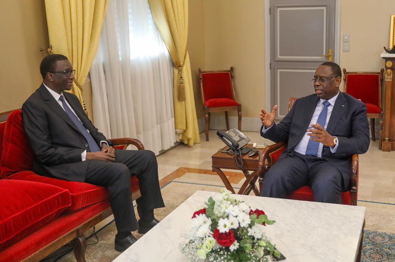 Le président Macky Sall en compagnie de son premier ministre Amadou Ba (G) au palais de la République le 17 septembre 2022