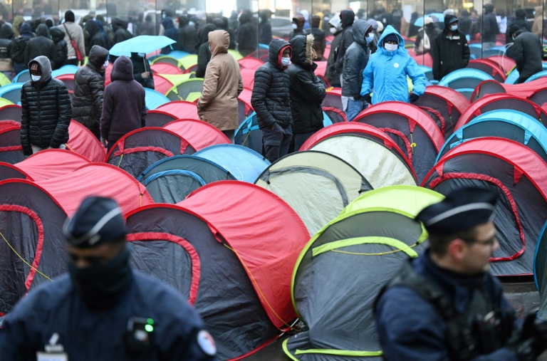 200 jeunes migrants sans-abri installent des tentes devant le Conseil d'Etat