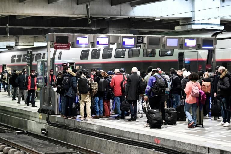 Grève de Noël à la SNCF: des centaines de TGV supprimés, les voyageurs cherchent des alternatives