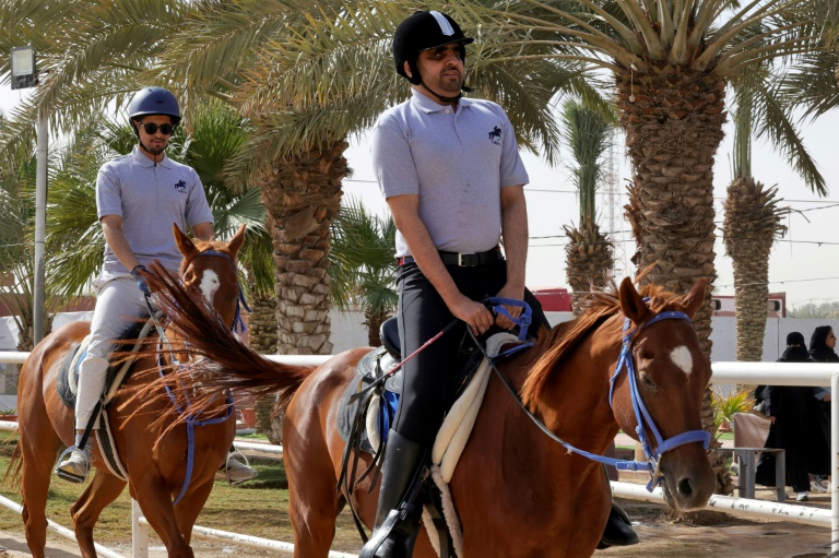 En Arabie saoudite, les jockeys aveugles sautent les obstacles