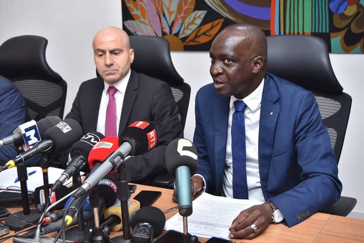 Moustapha Bâ (ministre sénégalais des Finances et du Budget, d) et Edward Gemayel (chef de mission du FMI) à Dakar le 11 mai 2023