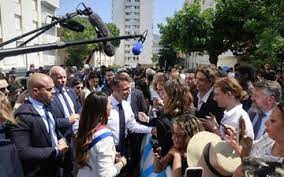 "Il est où le fiston ?" La proposition d'Emmanuel Macron à une mère marseillaise