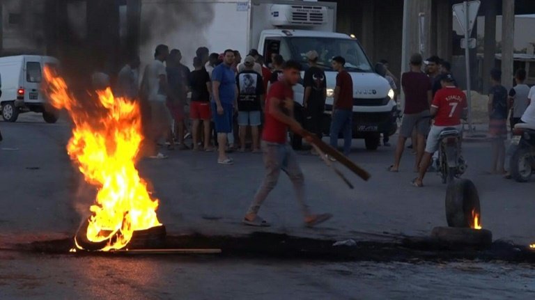 Des jeunes tunisiens organisant la chasse contre les ressortissants d'Afrique subsaharienne