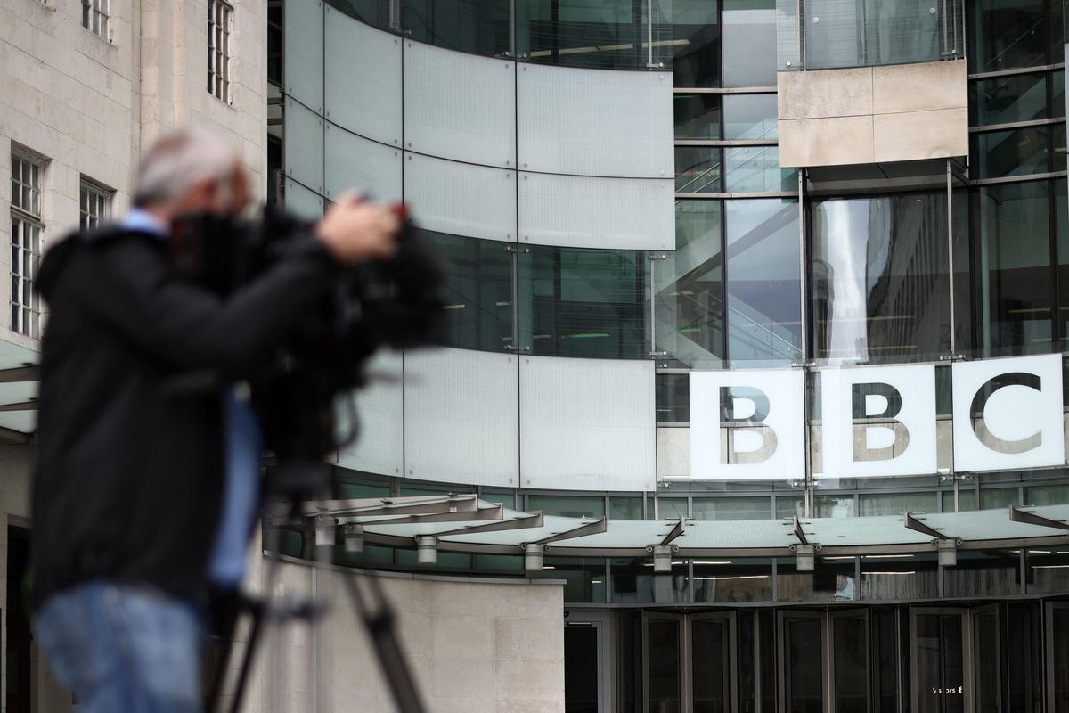 La BBC discute avec la police après des accusations à caractère pornographique contre un présentateur