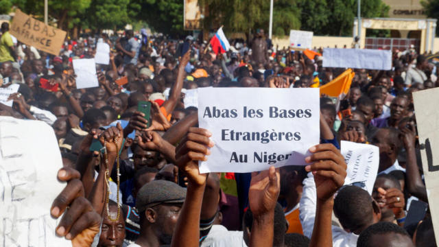 Niger : des milliers de manifestants devant l'ambassade de France à Niamey, Macron menace