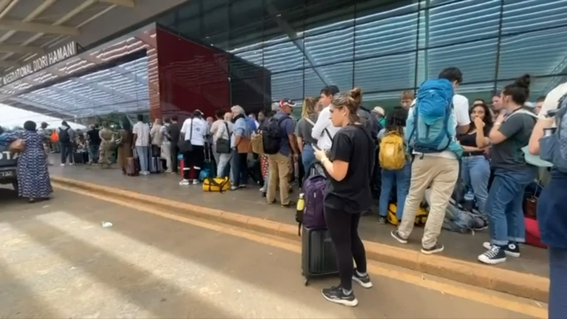 Des ressortissants français à l'aéroport international Diori Hamani de Niamey