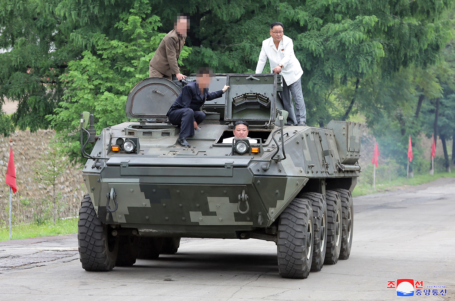 Kim Jong Un inspecte à nouveau les usines d’armement importantes (KCNA)