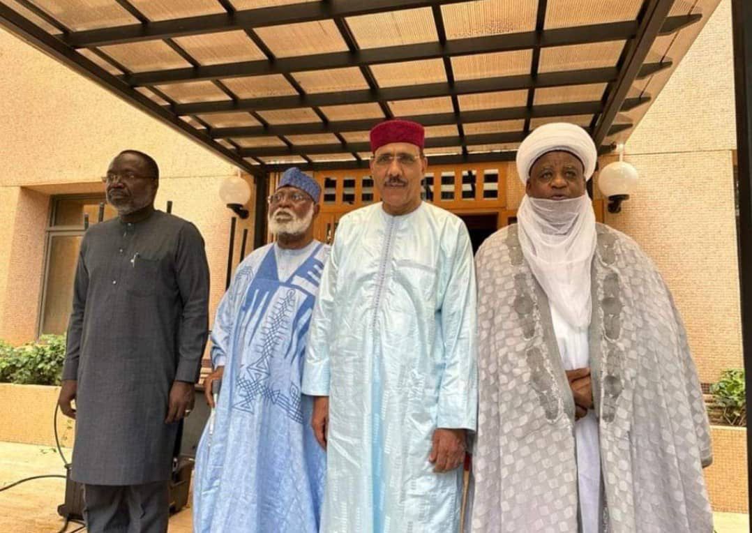 L'ex président Mohamed Bazoum avec les émissaires de la Cédéao à Niamey