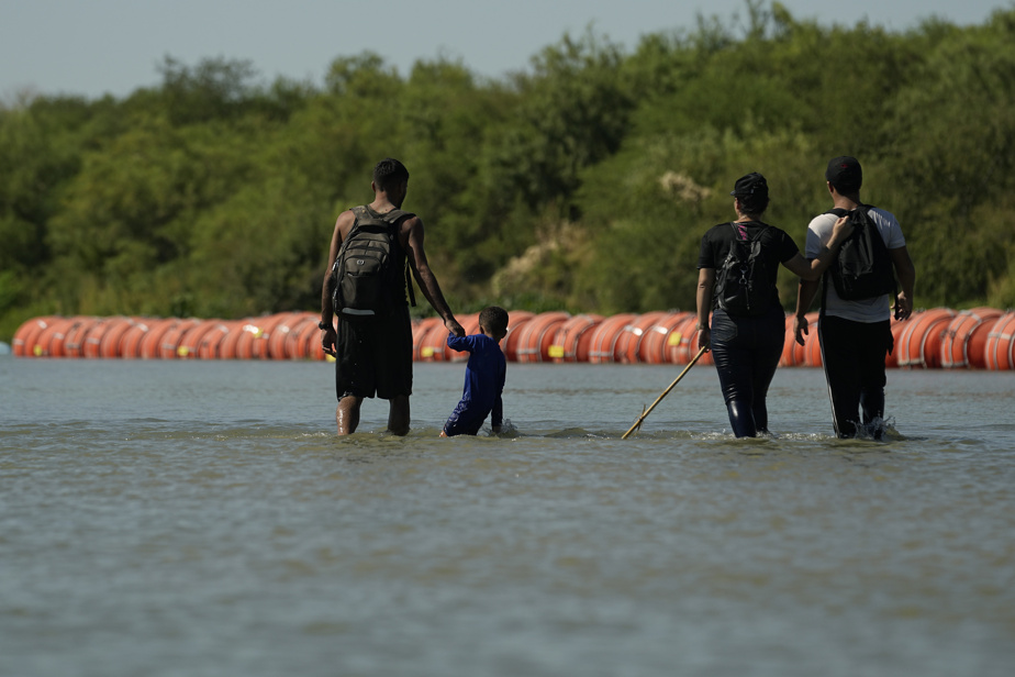 Barrière flottante antimigrants - Un tribunal fédéral somme le Texas de les retirer