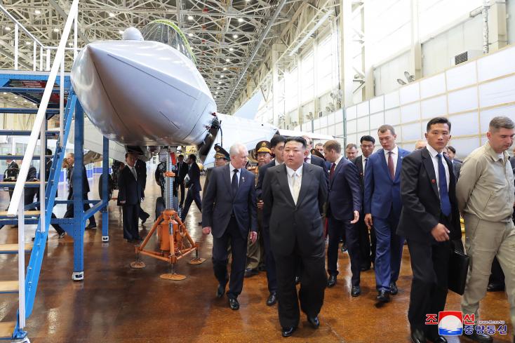 À Vladivostok, Kim Jong Un examine des armes russes aux côtés du ministre de la Défense