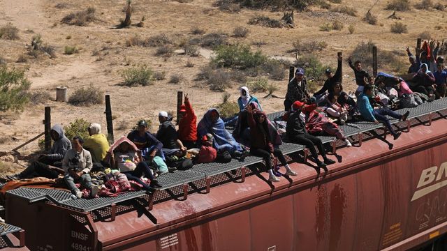 Frontière méxico-américaine - Plus d’un millier de migrants arrivent juchés sur un train