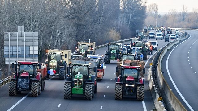 Colère des agriculteurs : deux autoroutes fermées sur près de 400 km, des blocages attendus à Paris