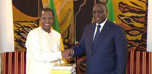 Le défunt Sidy Lamine Niasse, fondateur du Groupe Walfadjri, ici avec le président Macky Sall (photo d'illustration)