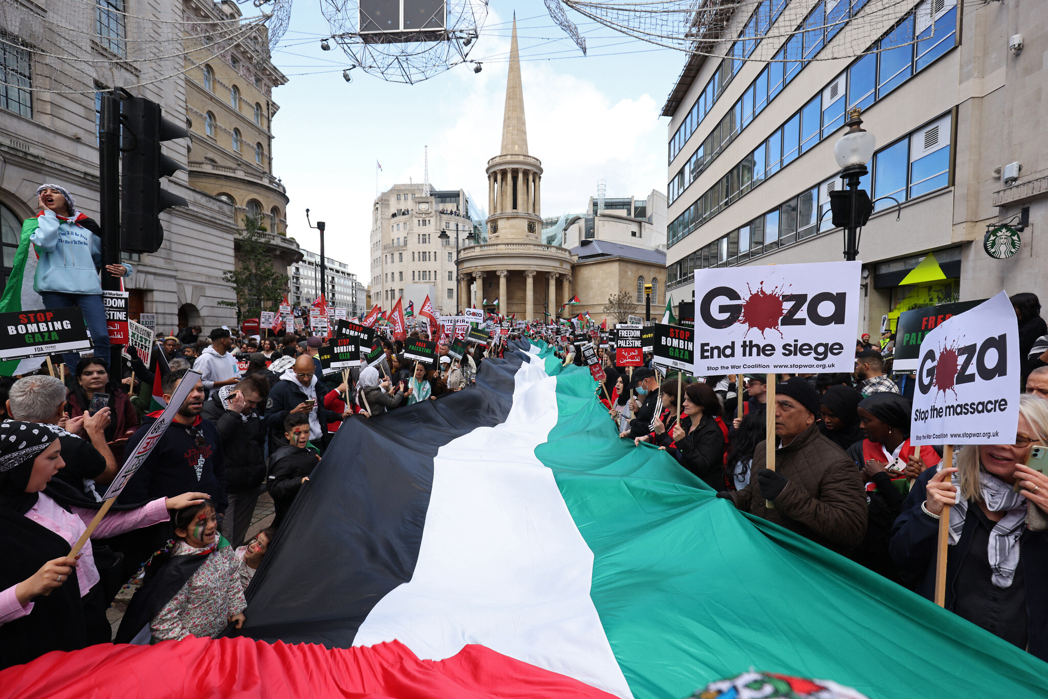 Londres: des centaines de milliers de manifestants exigent l’arrêt des massacres à Gaza