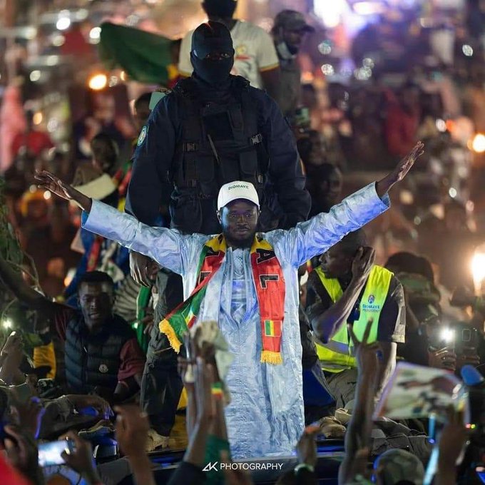 Bassirou Diomay Faye, candidat de la mouvance Pastef, en parade dans Dakar après sa libération le 14 mars en compagnie d'Ousmane Sonko