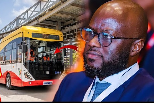 Un bus du BRT et le ministre des Transports Malick Ndiaye