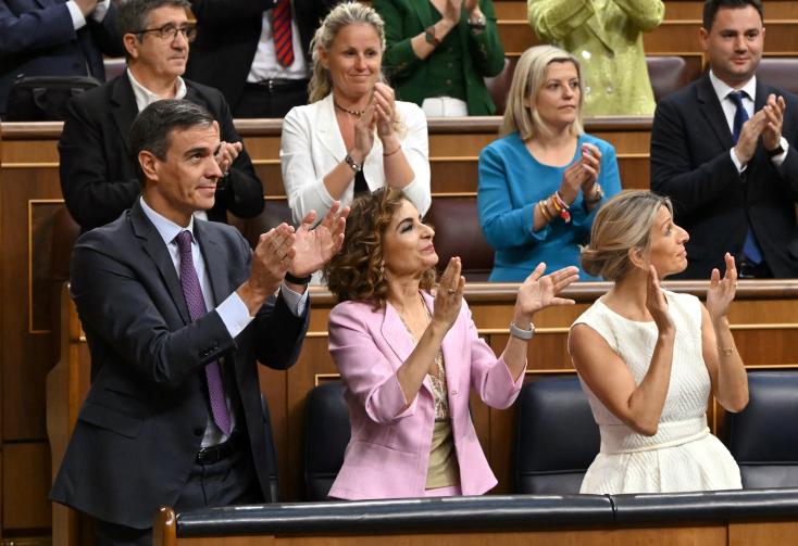 Le PM espagnol Pedro Sanchez applaudissant le vote de la loi d'amnistie en faveur des indépendantistes catalans