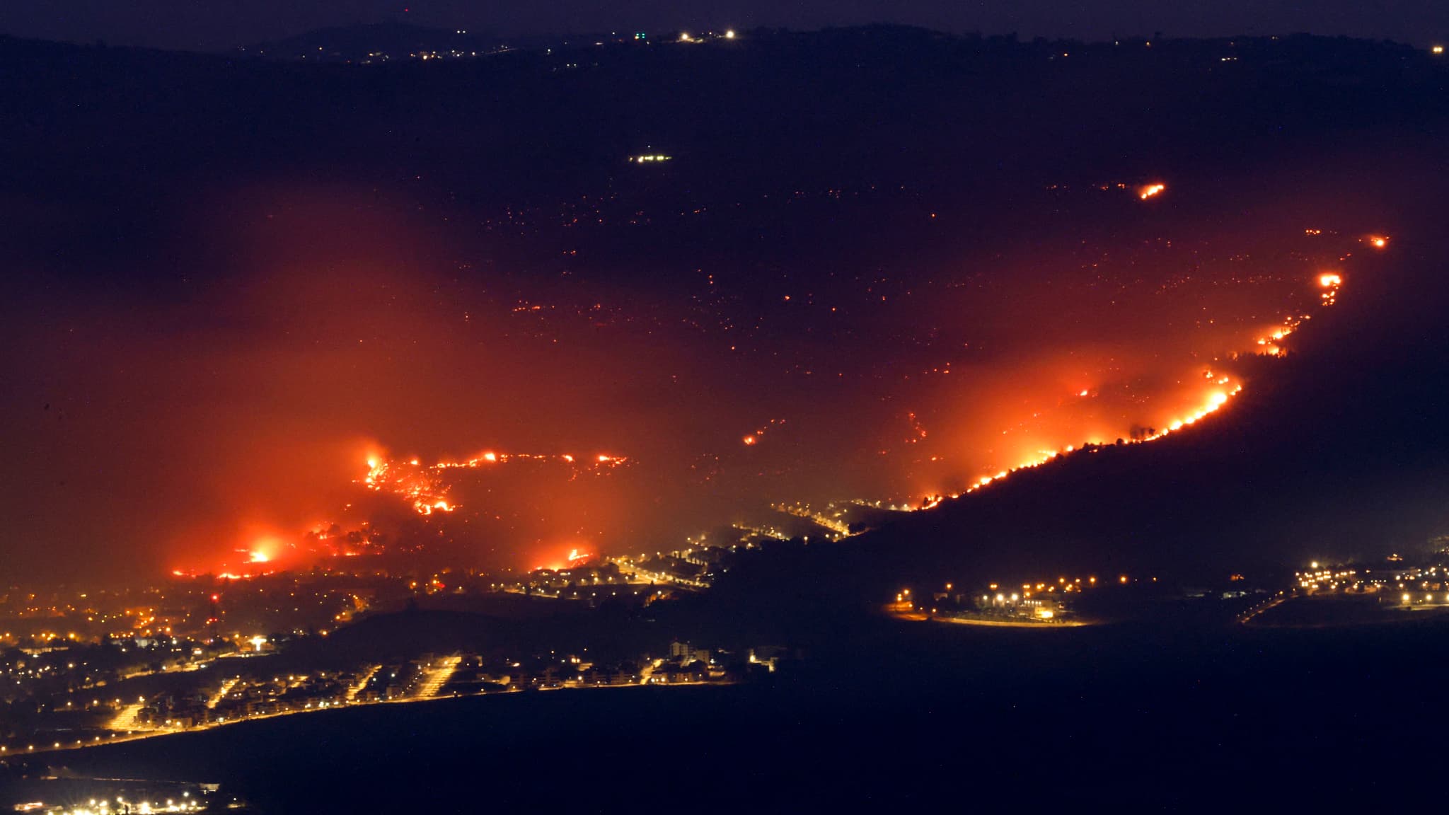 Israël : Les pompiers à pied d'œuvre pour maîtriser les incendies provoqués par les roquettes tirées depuis le Liban