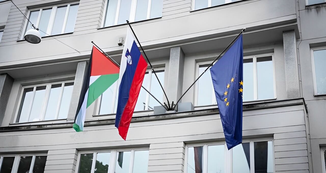 Cote à cote, les drapeaux de la Palestine, de la Slovénie et de l'Union européenne.