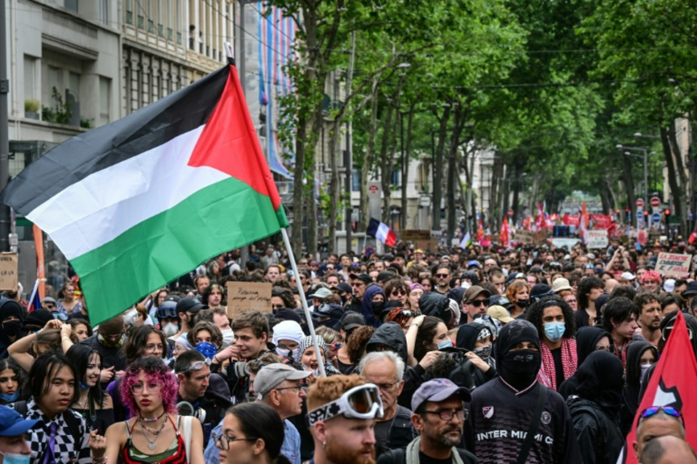 Des milliers de Lyonnais manifestent à leur tour contre le RN