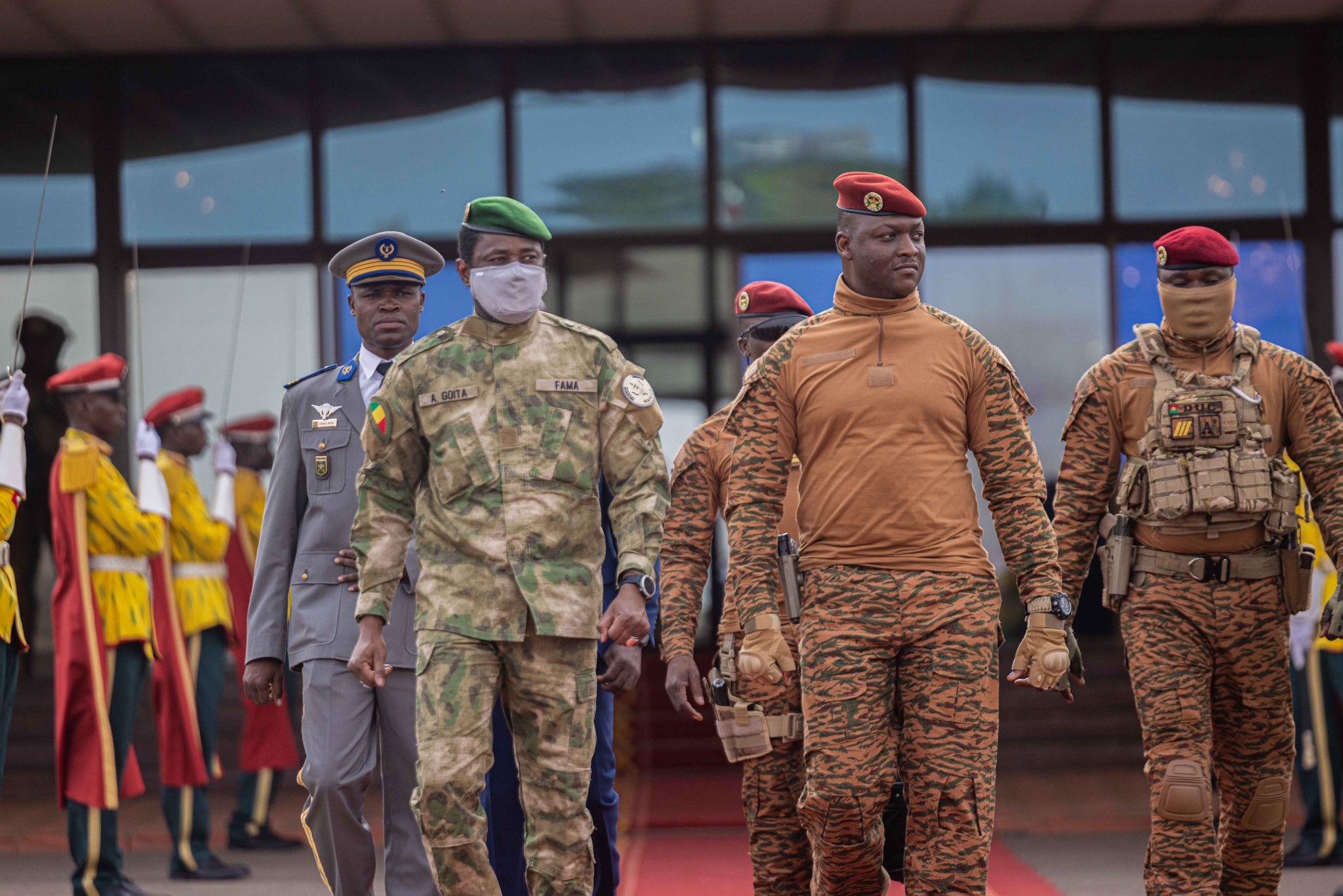 Les présidents Assimi Goïta et Ibrahim Traoré à Ouagadougou le 25 juin 2024