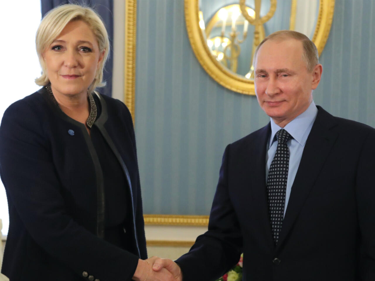 La cheffe du Rassemblement national Marine Le Pen avec Vladimir Poutine lors d'une réception à Moscou (photo d'archives)