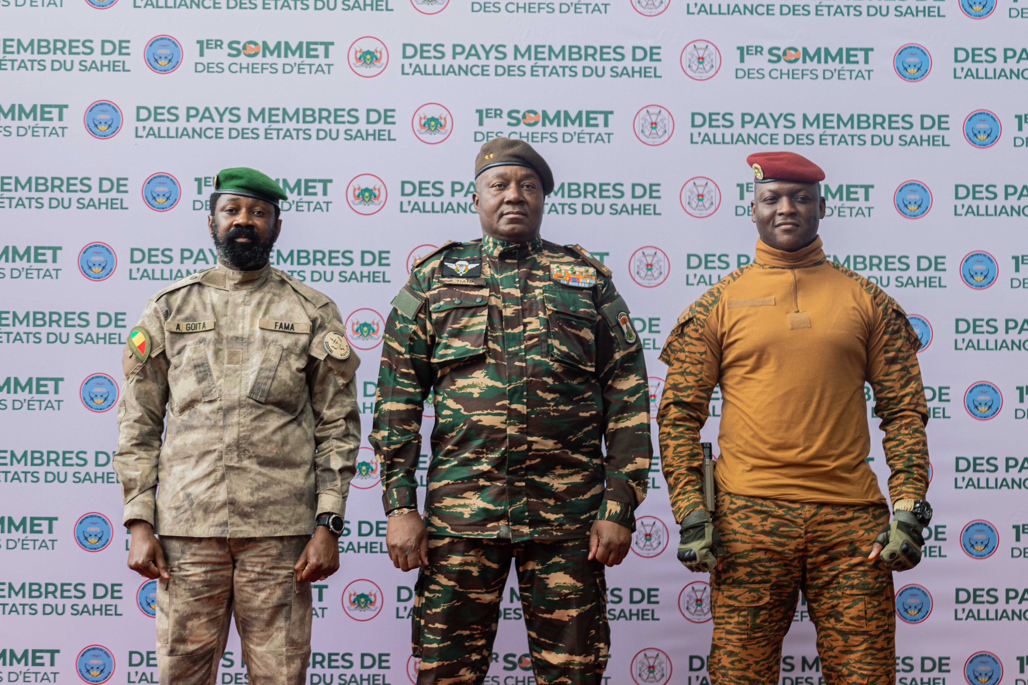 Le général Tiani entre le colonel Goïta (à g.) et le capitaine Traoré (Photo : X Présidence malienne)