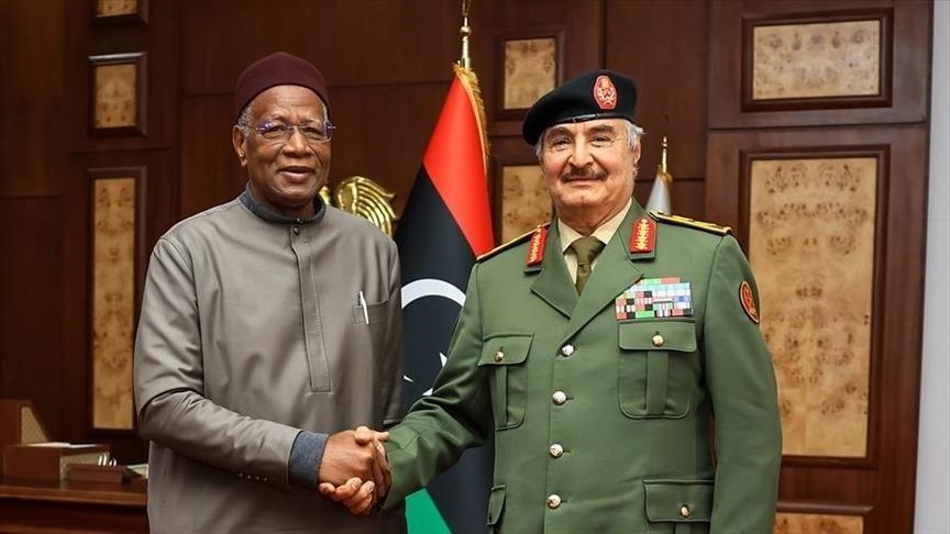 Abdoulaye Bathily avec le chef de guerre Khalifa Haftar lors de sa mission de médiation en Libye.