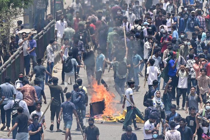 Bangladesh: 32 morts dans les violences, la chaîne de télévision d'État en feu