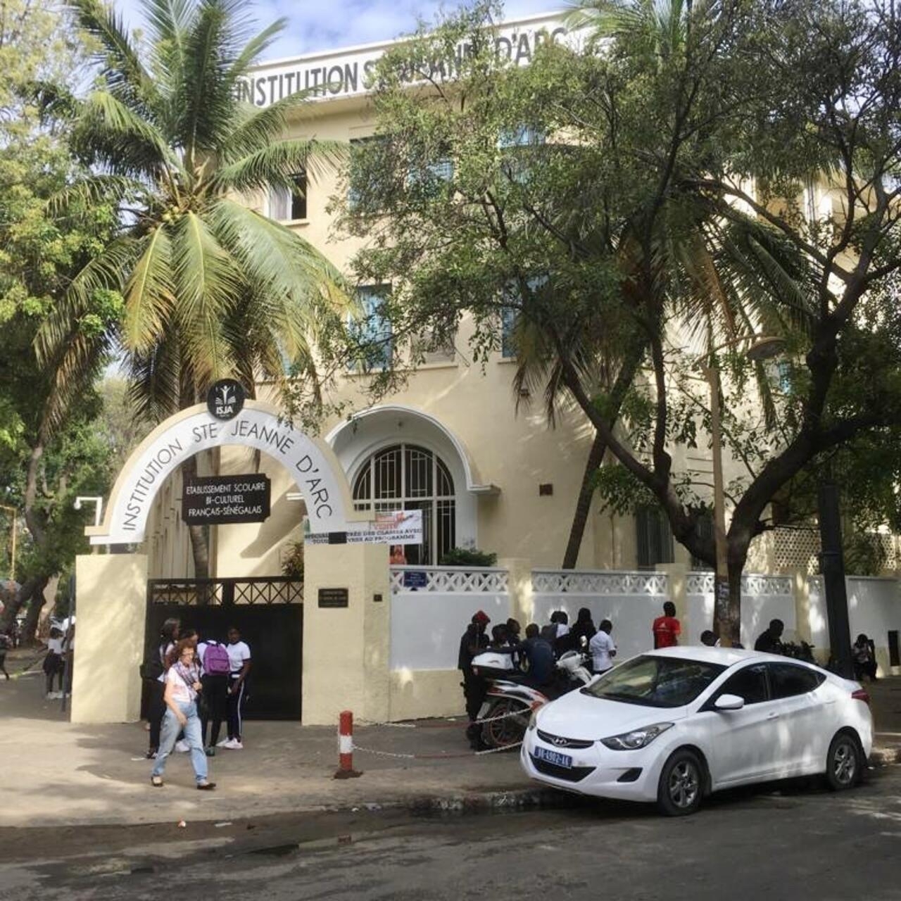 Cours Sainte Jeanne d'Arc. Une école privée catholique ou le port du voile se pose.