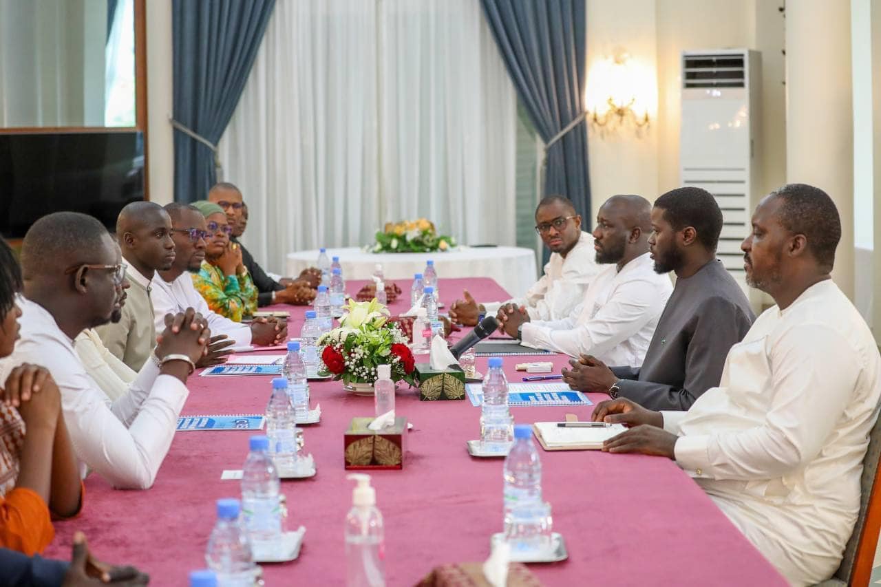 Le président Diomaye Faye avec une délégation de la Convention des jeunes reporters du Sénégal (CJRS)