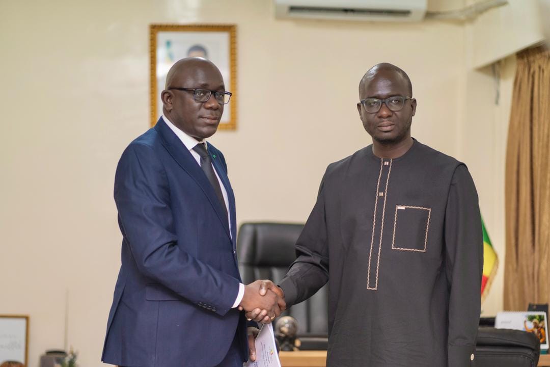 Mame Gor Ngom (à d.), nouveau DG du BIC-GOUV, et son prédécesseur Doudou Sarr Niang